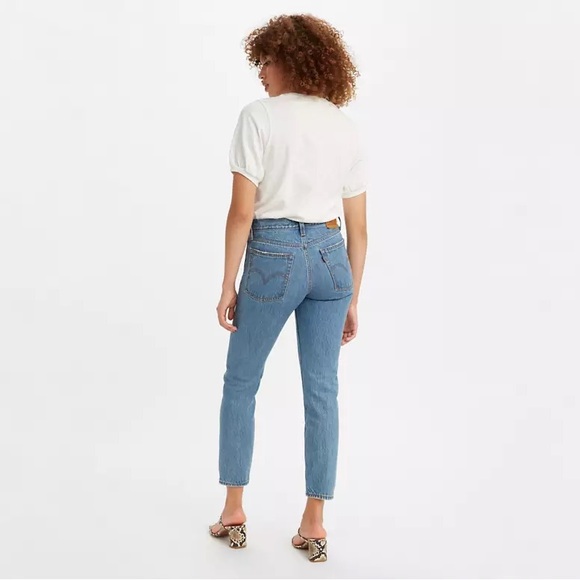 EUC Levi’s Premium Wedgie Fit Ankle Size 26 Light Wash - Picture 3 of 4